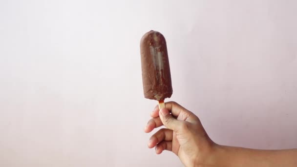 Young Men Eating Chocolate Flavor Ice — стоковое видео