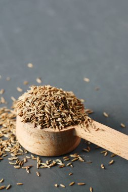 Kimyon tohumları masada kaşık üzerinde .