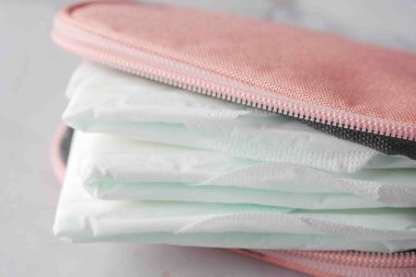 Masanın üstündeki hijyenik pedi kapat. .