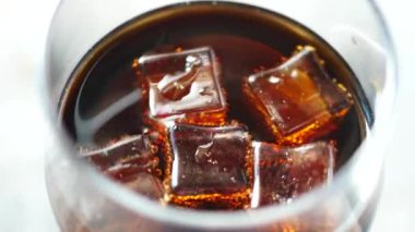  Buzlu beyaz bardakta meşrubat. .