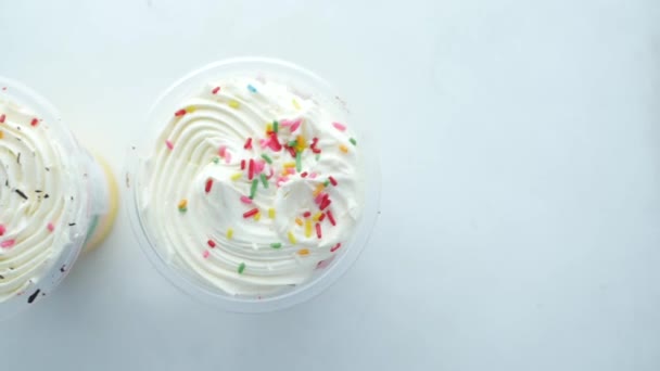 Vista Superior Torta Recipiente Plástico Mesa — Vídeo de stock
