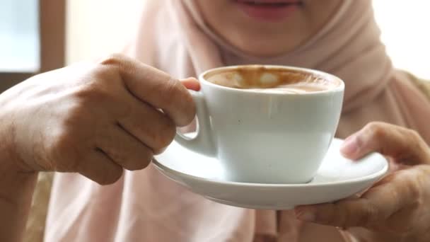 Kadınlar Bir Fincan Geç Saatte Kahve Içerler — Stok video