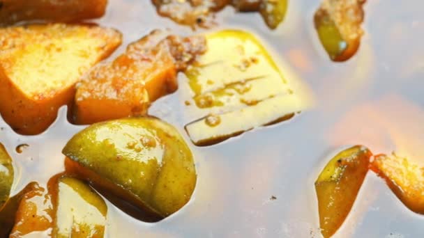 Σπιτική Mango Pickle Γυάλινο Βάζο Στο Τραπέζι — Αρχείο Βίντεο