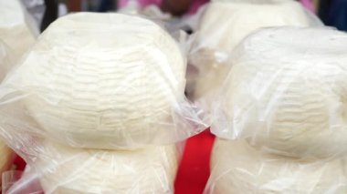 Plastik bir pakette taze peyniri kapat. .
