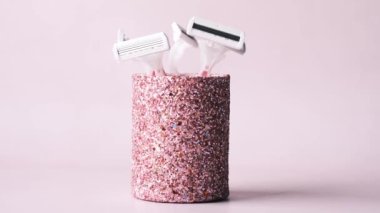 Masadaki pembe renkli jileti kapat