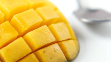  Beyaz arkaplanda sarı olgun kesim mango .