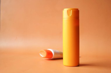 Güneş kremini pembe bir kapta kapat. .