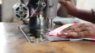 Dikiş makinesi kullanan erkek elleri. 