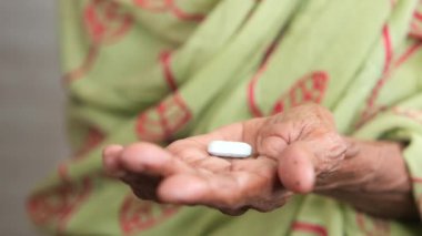 Yaşlı kadınların avucundaki tek tıbbi hap. .