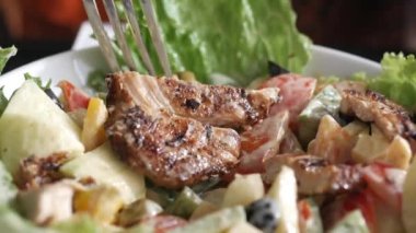 Izgara tavuk ve taze sebze salatası.