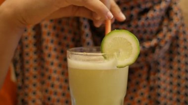 Masada bir bardak limon suyu.