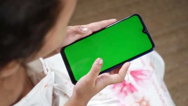 Rückansicht Des Kindes Mädchen Hand Halten Smartphone Spielen — Stockvideo