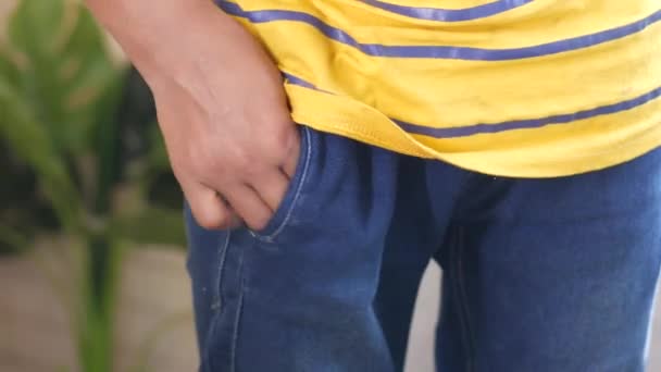 Jeune Homme Montre Poche Pantalon Vide Avec Espace Copie — Video