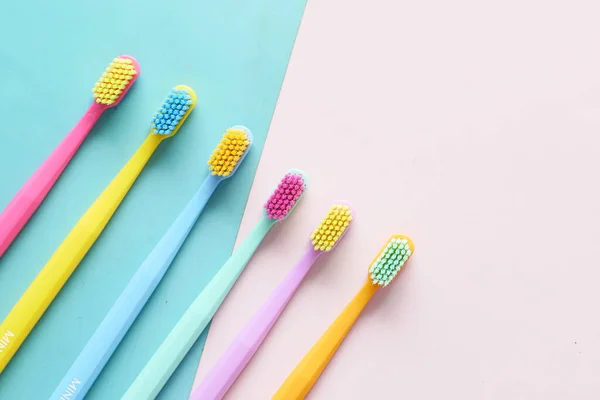 Bunte Zahnbürsten Auf Einem Farbigen Hintergrund Von Oben — Stockfoto