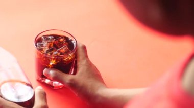  Elinde bir bardak meşrubat tutan kişi. .