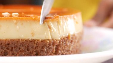  Masadaki tabakta karamel kremalı puding. ,