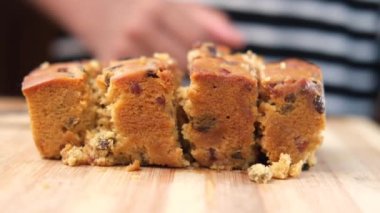 Kesme tahtasında bir dilim meyveli pasta. ,