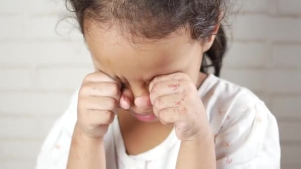 Una Niña Molesta Mirando Hacia Abajo — Vídeos de Stock