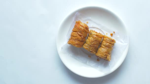 Arabisches Dessert Baklava Auf Einem Teller Aus Nächster Nähe — Stockvideo