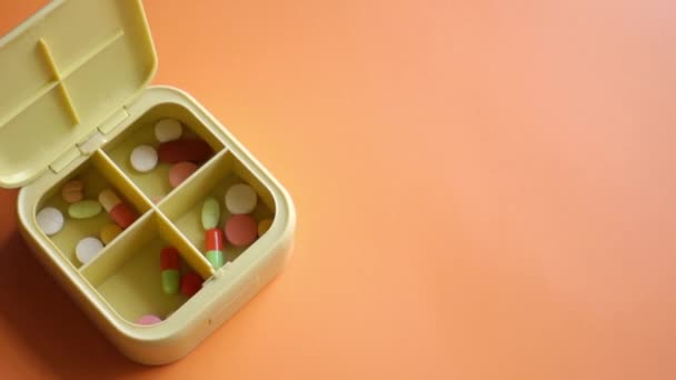 Orvosi Tabletták Bezárása Tablettás Dobozban Asztalon — Stock videók