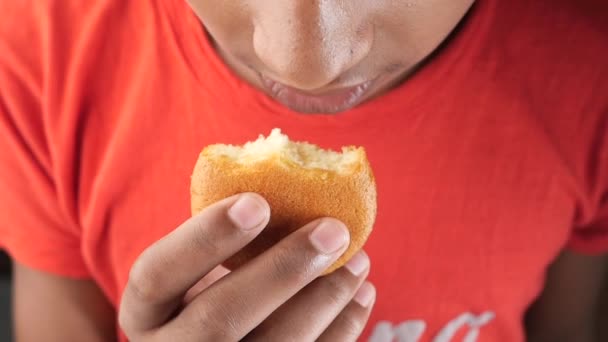 Lent Mouvement Garçon Manger Muffin Chocolat — Video