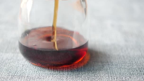 Sirop Érable Dans Petit Bocal Verre Sur Table — Video