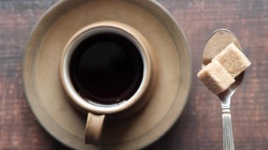 Masadaki kahverengi şeker küpünü kapat ,