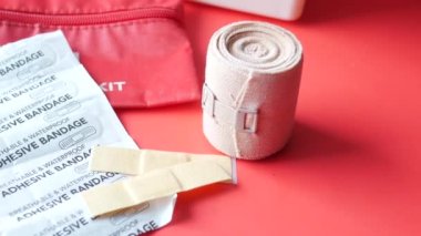 Yapışkan bandaj ve masada bir çanta. ,