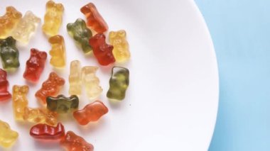 Sarı arka planda bir tabakta şekerleme