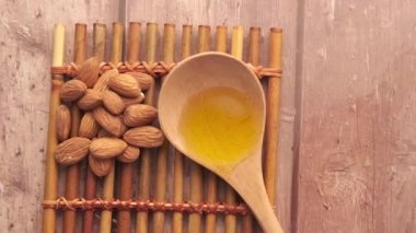 Badem yağları ve taze fındıklar masada. ,