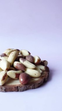  Masadaki tahtanın üzerinde Brezilya cevizi .