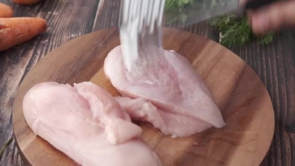 Doğrama Tahtasına Çiğ Tavuk Göğsü Yerleştiriyorum — Stok video