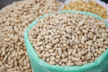 Masanın üstündeki kasede işlenmiş bezelye fıstığı.