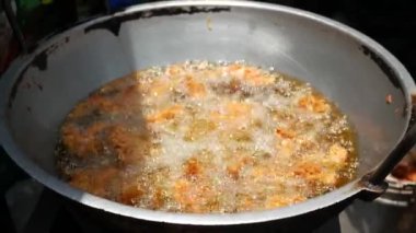  Kızarmış tavuk ve açık havada kızartma. .