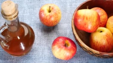 Cam şişede elma sirkesi ve masada taze yeşil elma. ,