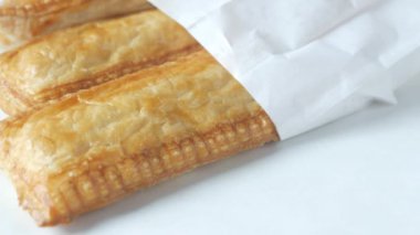 Bir dilim elmalı turta, beyaz pakette..