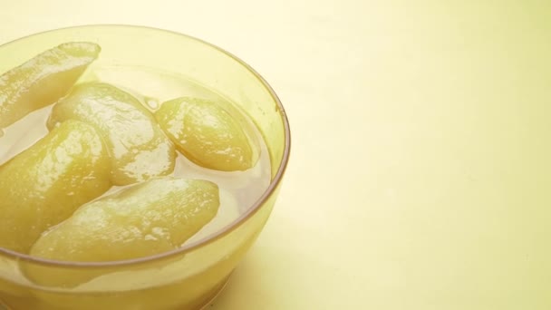 自制的芒果泡菜放在桌上的玻璃瓶里 — 图库视频影像