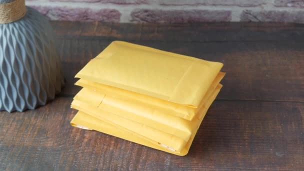 Gele Papieren Bel Envelop Tafel — Stockvideo
