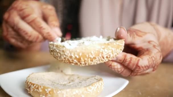 Śmietana Serowa Rozsypana Świeżym Chlebie Bajglowym — Wideo stockowe