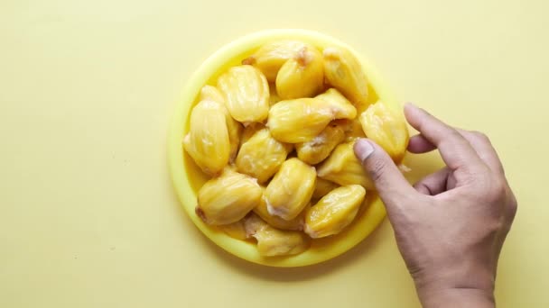 Pohled Shora Ručně Sbírat Plátek Jackfruits Talíře — Stock video