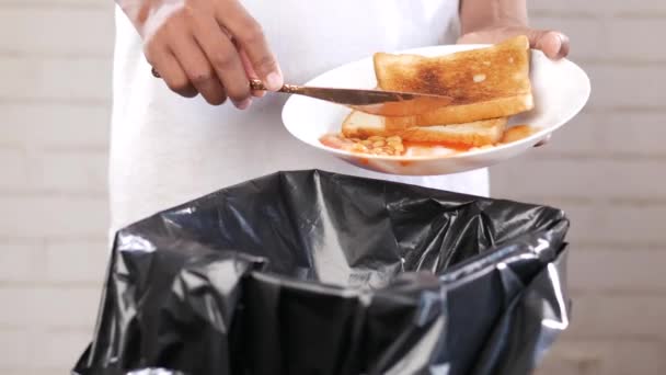 ゴミ箱に食べ物を投げ込み — ストック動画
