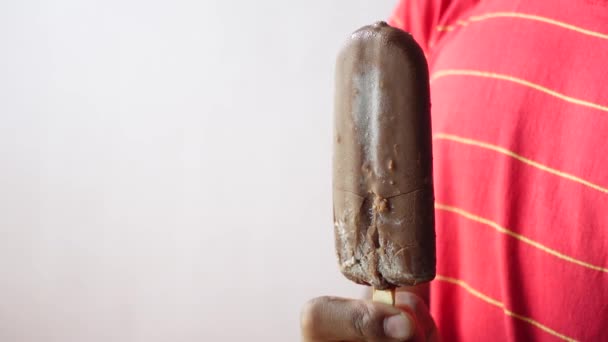 Young Men Eating Chocolate Flavor Ice — Vídeo de stock