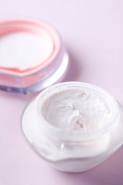 Güzellik kremini pembe bir kapta kapat..