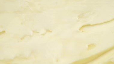 Taze tereyağının kabın içindeki detaylı görüntüsü .