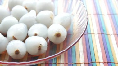  Kırmızı bir kasede likör meyvesi. ,