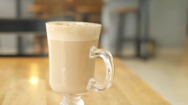 Kafe masasında bir fincan geç saatte kahve. ,