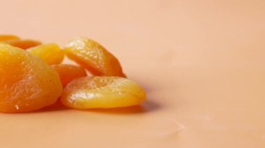 Kayısı meyvesi yarısı tahtada. ,