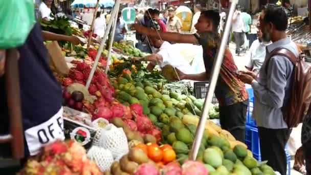Dhaka Bangladesh Juni 2022 Verkoop Van Fruit Lokale Markt Polton — Stockvideo