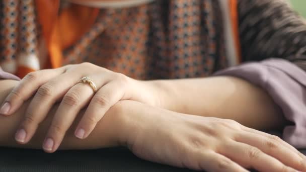 用结婚戒指把女人的手紧紧地绑起来 — 图库视频影像