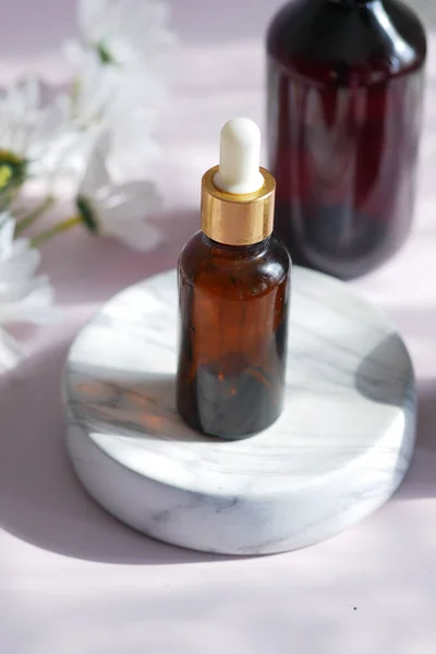 Eukalyptus Ätherische Öle Einer Glasflasche Und Blume Auf Dem Tisch — Stockfoto